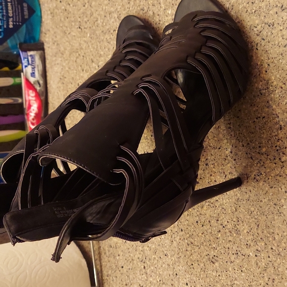 High Heels - Picture 3 of 6